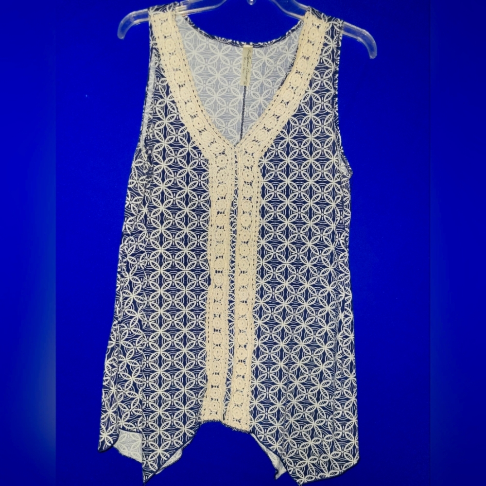 Sleeveless top w crochet lace